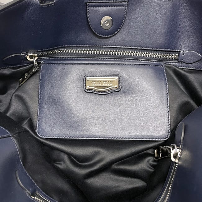 ミュウミュウ トートバッグ ec-23792 ネイビー 美品 レザー 中古 31/D miu miu 肩掛け 紺 軽い 大容量 ロゴ金具 メンズ レディース 定番 人気 本革 シルバー金具 シンプル 紺色 トート ビジネス 通勤 通学 カジュアル 普段使い ブランド 本物 鑑定済み ミュウミュウ トートバッグ ec-23792 ネイビー 美品 レザー 中古 31/D