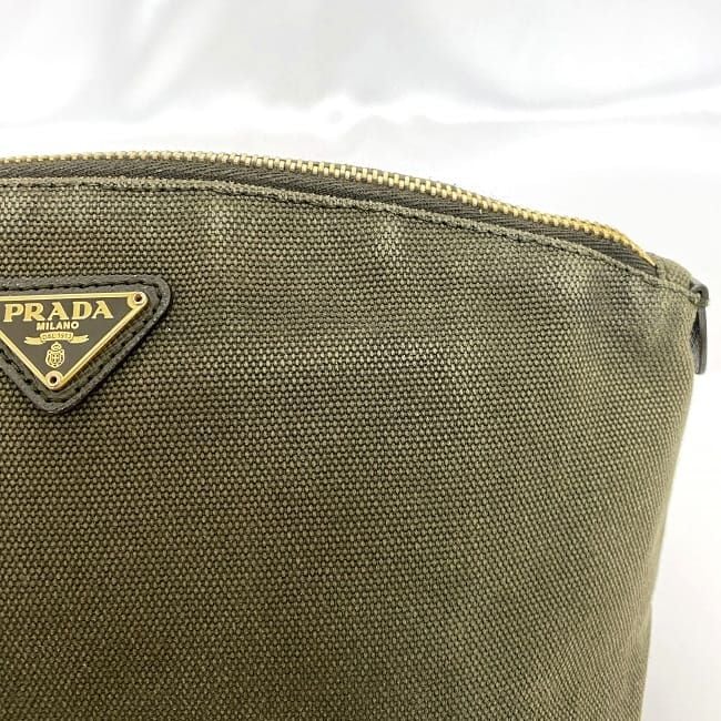 プラダ ポーチ ec-22082 カーキ カナパ 1N1857 美品 キャンバス 中古 42 PRADA ヴィンテージ ファスナー トライアングル ロゴ プレート 人気 定番 お洒落 上品 高級感 シンプル 女性 レディース 男性 メンズ ユニセックス カジュアル ブランド 本物 鑑定済み プラダ ポーチ ec-22082 カーキ カナパ 1N1857 美品 キャンバス 中古