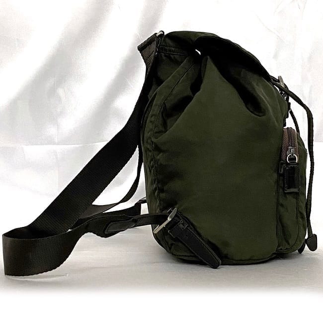 プラダ リュック ec-22627 カーキ テスート 美品 ナイロン 中古 31 PRADA ヴィンテージ 三角 ロゴ プレート 巾着 軽い 人気 定番 お洒落 上品 高級感 シンプル エレガント 女性 男性 レディース メンズ ユニセックス カジュアル ブランド 本物 鑑定済み プラダ リュック ec-22627 カーキ テスート 美品 ナイロン 中古 31