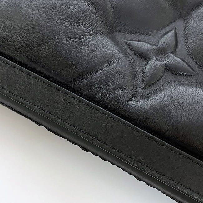 ルイ ヴィトン クラッチバッグ ポシェット A4 ブラック 2054 M68775 美品 パファーバッグ レザー 中古 UB4179 LOUIS VUITTON ファスナー レア ロゴ ハンドバッグ チャーム 黒 人気 レインボー チャーム付 シンプル お洒落 高級感 上品 ブランド 本物 鑑定済み ルイ ヴィトン クラッチバッグ ポシェット A4 ブラック 2054 M68775 美