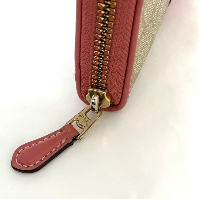 【美品】コーチ　ベージュ　長財布　クロコ型押し　ラウンドファスナーレザー Coquette/ラウンドファスナー長財布 クロコ型押し -大人の女性に
