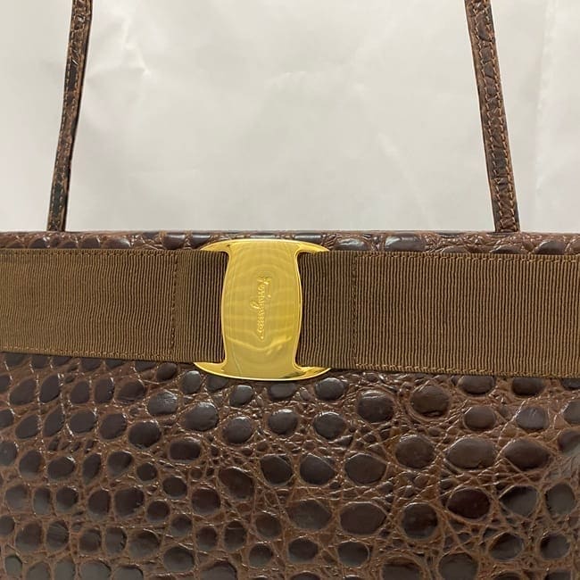 美品　サルヴァトーレフェラガモ ショルダーバッグ　ダークネイビー ヴァラ　レザー 極美品✨フェラガモ ショルダーバッグ レザー ダークネイビー 極 美品