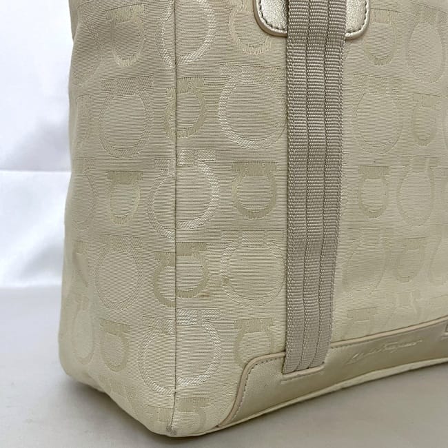 サルヴァトーレ フェラガモ トートバッグ ec-23222 ベージュ ガンチーニ AP-21 5373 ヴィンテージ キャンバス レザー 中古 Salvatore Ferragamo ロゴ 軽い ヴィンテージ 定番 人気 トート バッグ お洒落 シンプル 通勤 通学 仕事 上品 ブランド 本物 鑑定済み サルヴァトーレ フェラガモ トートバッグ ec-23222 ベージュ