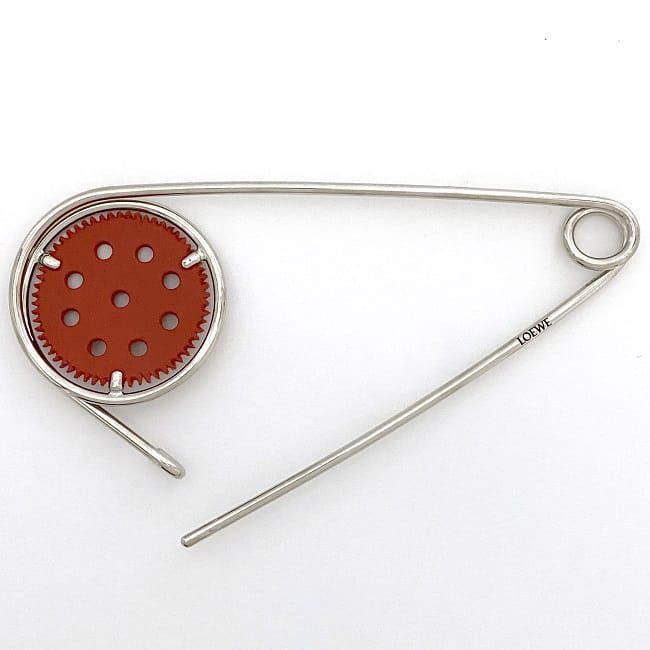 ロエベ メカノピン ブローチ シルバー レッド 美品 メタル レザー 中古  