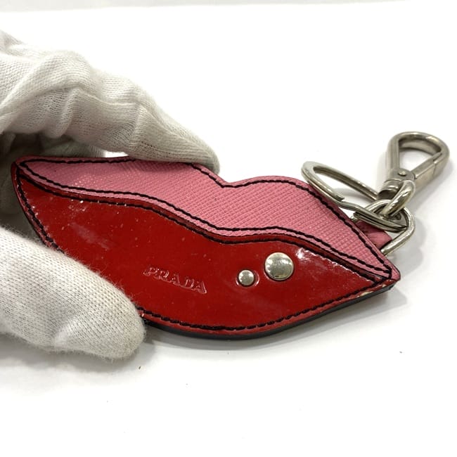 プラダ キーホルダー ec-22606 レッド ピンク 唇 サフィアーノ レザー
