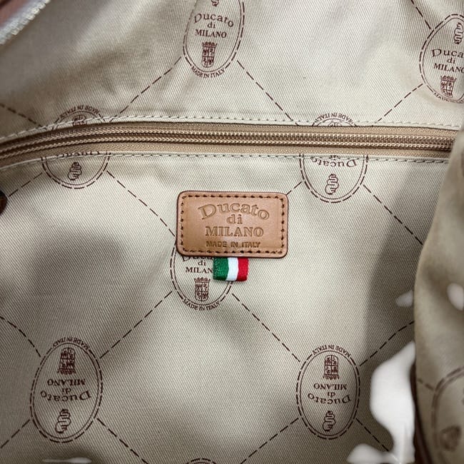 デュカートデミラノ ショルダーバッグ ブラウン 美品 レザー 中古 Ducato di Milano 大容量 ファスナー 本革 ボディバッグ クロスボディ 定番 人気 茶色 革 大きい 女性 レディース メンズ 鞄 バッグ シンプル デュカートデミラノ ショルダーバッグ ブラウン 美品 レザー 中古
