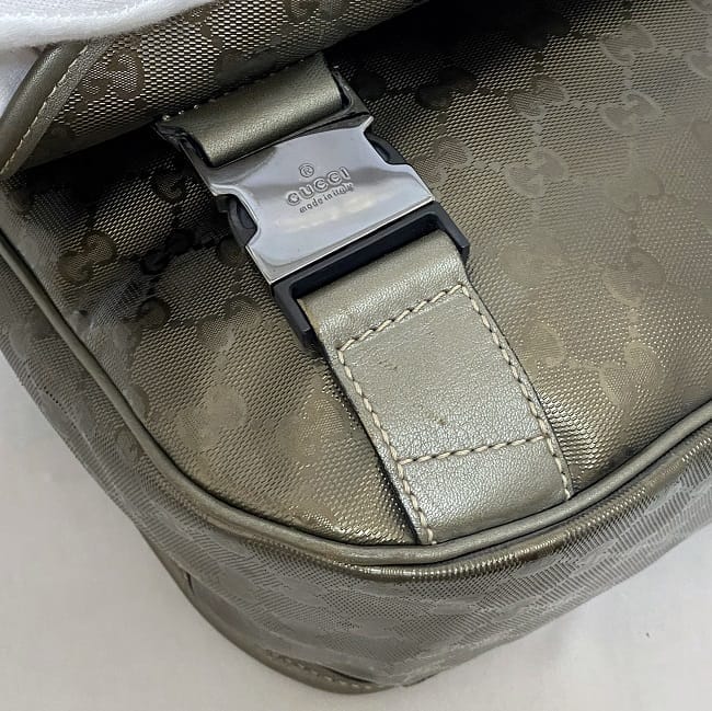 グッチ ショルダーバッグ f-23197 カーキ グリーン インプリメ 201732 美品 メッセンジャー バッグ コーティングレザー 中古 520981 GUCCI GG クロスボディ 大容量 軽い フラップ 緑 メタリック メンズ レディース ロゴ 総柄 ブランド 本物 鑑定済み グッチ ショルダーバッグ f-23197 カーキ グリーン インプリメ 201732