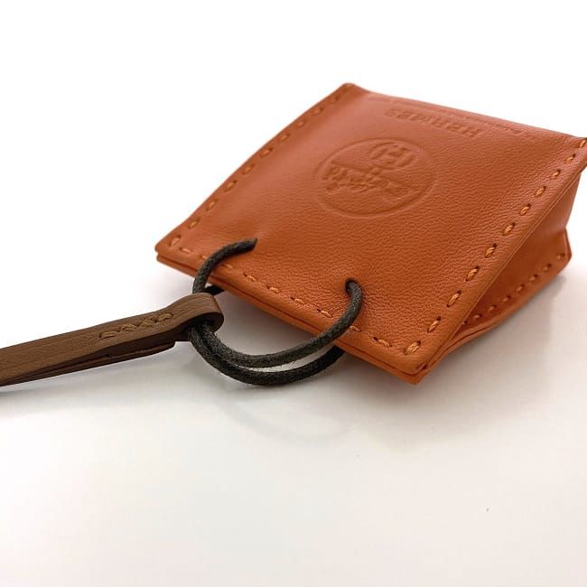 HERMES チャーム　サックオランジュ エルメス)サック・オランジュ オレンジショッパー型チャーム