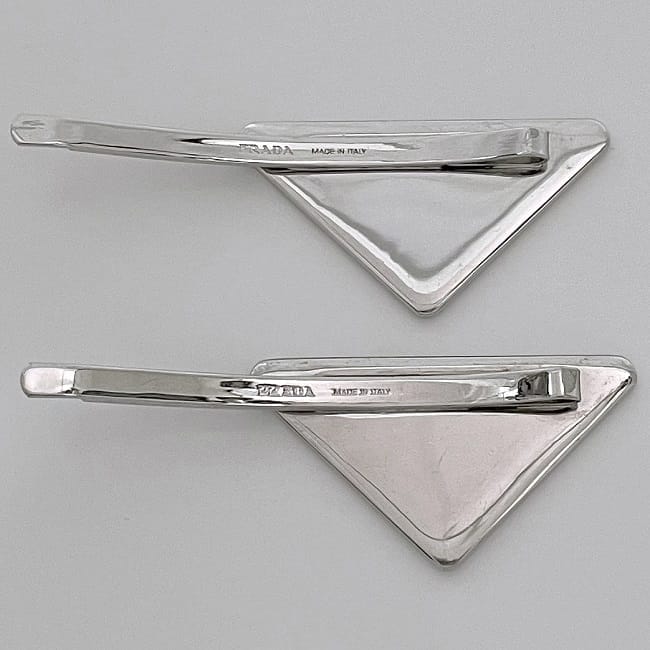 未使用☆正規品　PRADA プラダ　メタルヘアクリップ　ヘアアクセ　ヘアピン ☆送料関税込☆PRADA ロゴ メタル ヘアクリップ☆超人気☆ (PRADA/ヘア