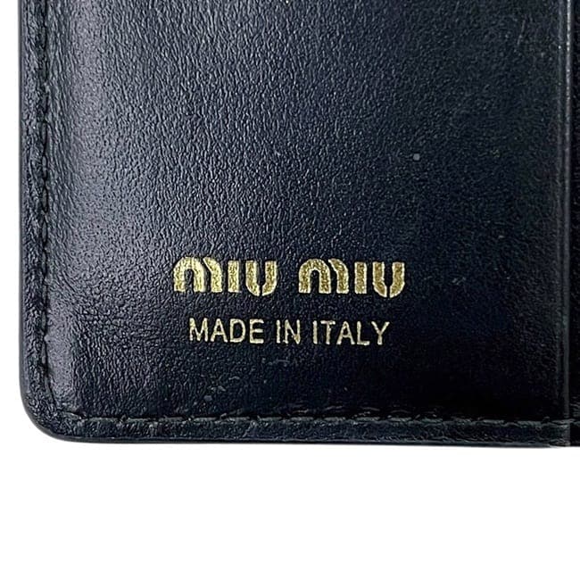 ミュウミュウ 三つ折り 財布 ブラック 5MV204 エンボスロゴ レザー