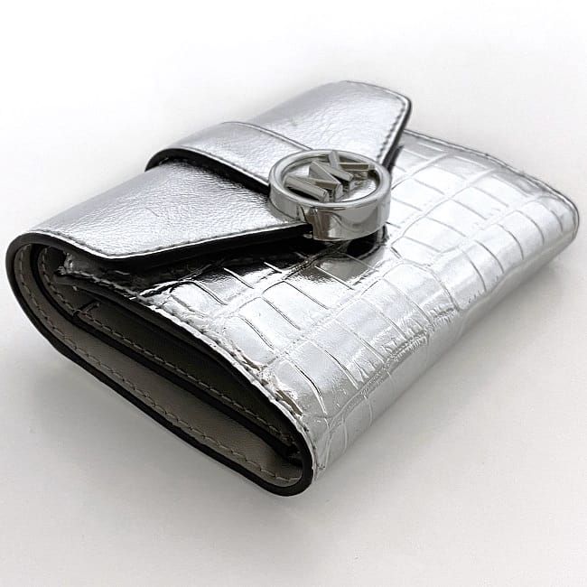 マイケルコース 三つ折り 財布 シルバー メタリック 35H3SNMF6M ec-20138 未使用 美品 レザー Sランク MICHAEL KORS ロゴ コンパクト ホック クロコ 型押し シンプル 革 小さめ ミニ 光沢 カジュアル 女性 レディース 高級感 上品 ブランド 本物 鑑定済み マイケルコース 三つ折り 財布 シルバー メタリック 35H3SNMF6M ec
