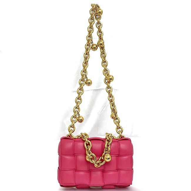 ボッテガ ヴェネタ ショルダーバッグ ザ チェーンカセット ピンク ゴールド マキシイントレ 631421 美品 2way レザー 中古 BOTTEGA VENETA マキシ イントレチャート フラップ 定番 人気 女性 レディース シンプル 革 お洒落 エレガント ブランド 本物 鑑定済み ボッテガ ヴェネタ ショルダーバッグ ザ チェーンカセット ピンク