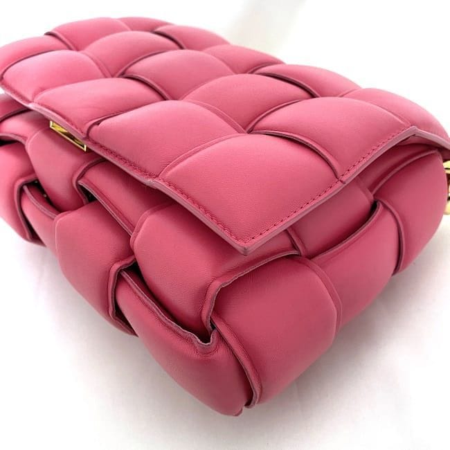 ボッテガ ヴェネタ ショルダーバッグ ザ チェーンカセット ピンク ゴールド マキシイントレ 631421 美品 2way レザー 中古 BOTTEGA VENETA マキシ イントレチャート フラップ 定番 人気 女性 レディース ボッテガ ヴェネタ ショルダーバッグ ザ チェーンカセット ピンク