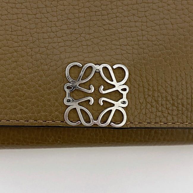 ロエベ 三つ折り 財布 トライフォールド ウォレット ブラウン アナグラム ec-20142 美品 レザー 中古 LOEWE ホック コンパクト ミニ 定番 人気 光沢 男性女性 男性 レディース 女性 小さめ ブランド財布 革 本革 上品 高級感 ブランド 本物 鑑定済み ロエベ 三つ折り 財布 トライフォールド ウォレット ブラウン