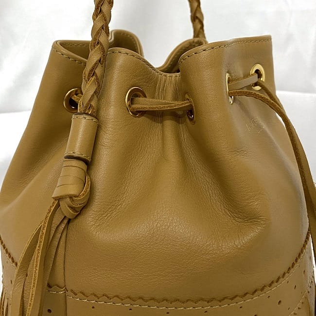 ジェイアンドエム デヴィッドソン 巾着 バッグ カーニバル f-23316 キャメルブラウン 美品 レザー 中古 MBA J&M DAVIDSON ２way フリンジ クロスボディ 肩掛け ハンドバッグ ショルダーバッグ レディース 定番 人気 巾着バッグ 茶色 ブランド 本物 鑑定済み ジェイアンドエム デヴィッドソン 巾着 バッグ カーニバル f-23316