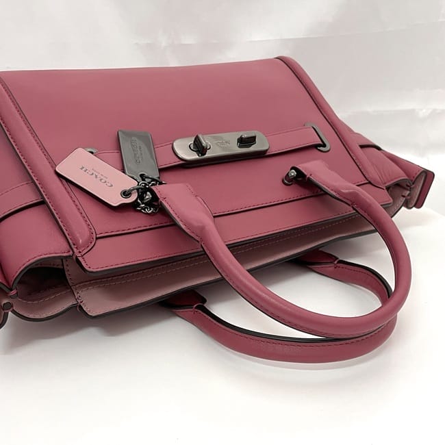 コーチ ２way バッグ スワッガー 27 f-23537 ピンク 55496 美品 レザー 中古 COACH ショルダーバッグ クロスボディ ハンドバッグ チャーム付 定番 人気 革 通勤 通学 仕事 ビジネス 鞄 レディース お洒落 シンプル エレガント 高級感 ブランド 本物 鑑定済み コーチ 2way バッグ スワッガー 27 f-23537 ピンク 55496 美品 レザー