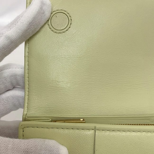 ボッテガヴェネタ 二つ折り 長財布 ec-23552 ライトイエロー カセット 742694 財布 美品 レザー 中古 P02239661V BOTTEGA VENETA フラップ 編み込み マグネット 黄色 パステルカラー メンズ レディース 定番 人気 ロング ウォレット ブランド 本物 鑑定済み ボッテガヴェネタ 二つ折り 長財布 ec-23552 ライトイエロー カセット