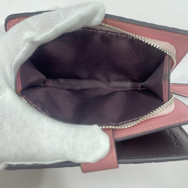 コーチ 二つ折り 財布 ピンク シグネチャー F25937 美品 レザー 中古 COACH Ｌ字 ファスナー エンボス ロゴ 定番 人気 女性 レディース 小物 革 小さい ミニ コンパクト ウォレット シンプル ワンポイント エレガント COACH - コーチ 二つ折り 財布 ピンク シグネチャー F25937 美品