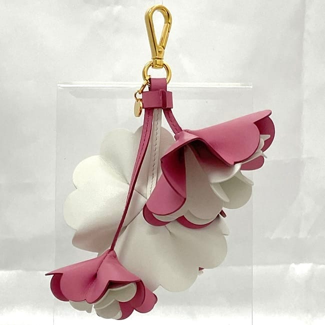 MIUMIUバッグ 花チャーム付き MIUMIUバッグ 花チャーム付き
