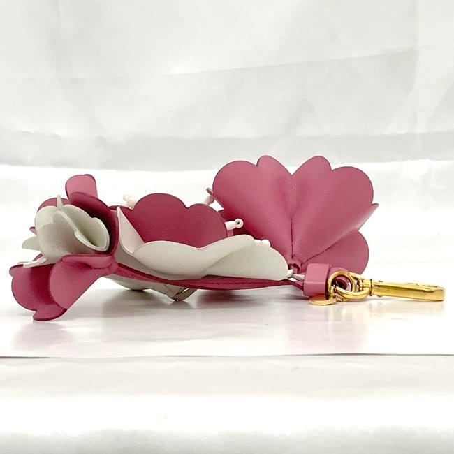 【極美品】ミュウミュウ バッグチャーム キーリング 花 フラワー レザー ピンク 極美品】ミュウミュウ バッグチャーム キーリング 花 フラワー
