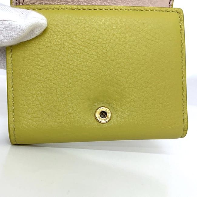 ティファニー 三つ折り 財布 ec-21646 ライムグリーン TC 美品 レザー 中古 TIFFANY&Co. コンパクト ミニ 折り財布 ホック ロゴ 定番 人気 女性 レディース 小さい ウォレット 革 シンプル ワンポイント エレガント 小物 高級感 上品 ブランド 本物 鑑定済み ティファニー 三つ折り 財布 ec-21646 ライムグリーン TC 美品 レザー