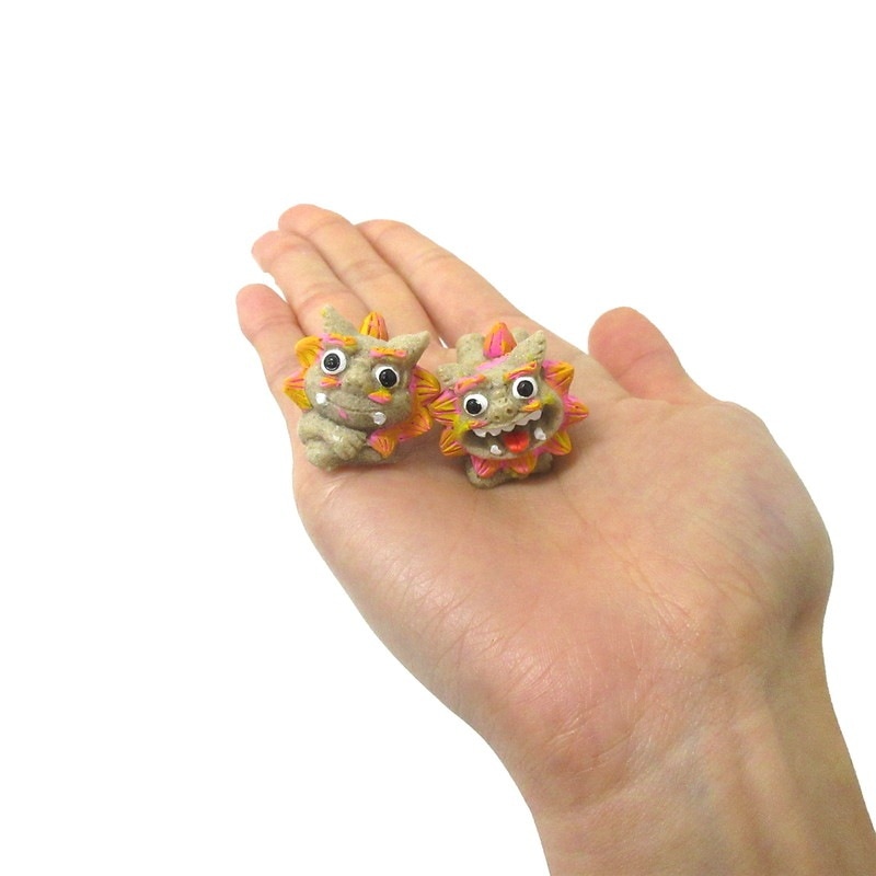 ポリ置物 仲良しシーサー 寝そべりS 砂 ピンク/イエロー No.208-947