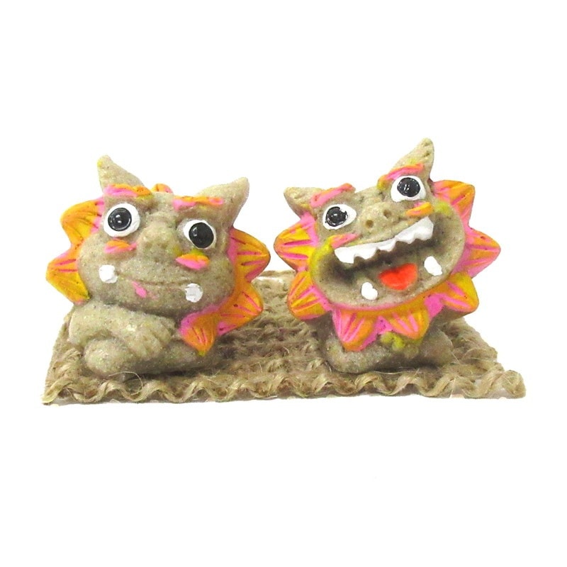 ポリ置物 仲良しシーサー 寝そべりS 砂 ピンク/イエロー No.208-947