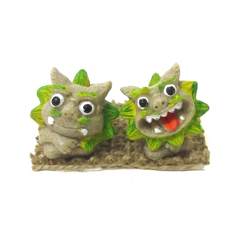 ポリ置物 仲良しシーサー 寝そべりS 砂 イエロー/グリーン No.208-948