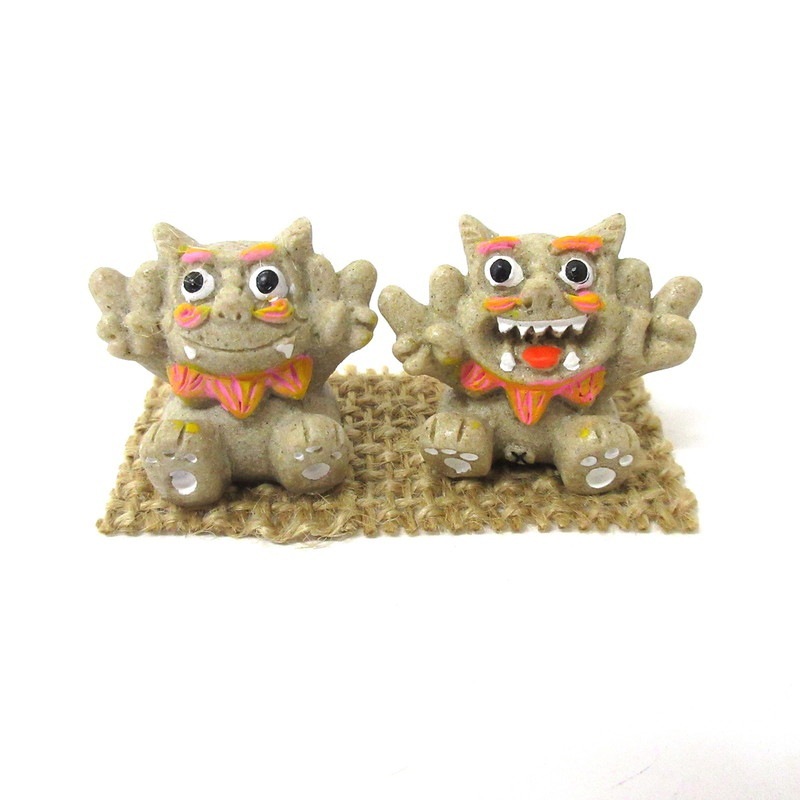 ポリ置物 仲良しシーサー お座りS 砂 ピンク/イエロー No.208-937