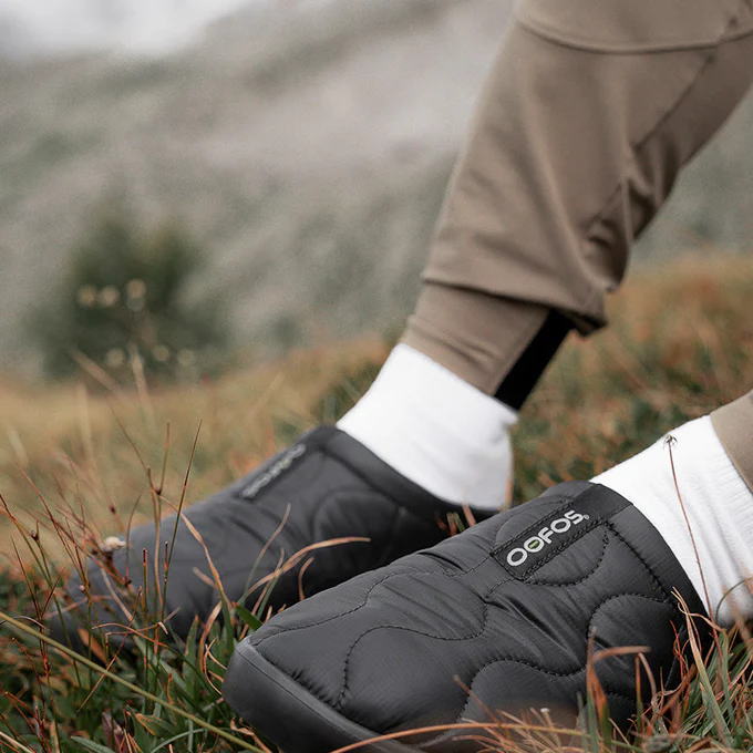 OOFOS �����ե��� �ꥫ�Х꡼������� Men's OOcoozie Thermo Mule ��� Black �ꥫ�Х꡼���塼�� ����å� ���� ������������������ߥ塼�� �ݲ� ������ �� �� ���������� �ץ쥼��� �׷�ۼ� �ץ�ޥ��ե� ���˥� �ޥ饽�� �ȥ��� �ȥ쥤����˥�