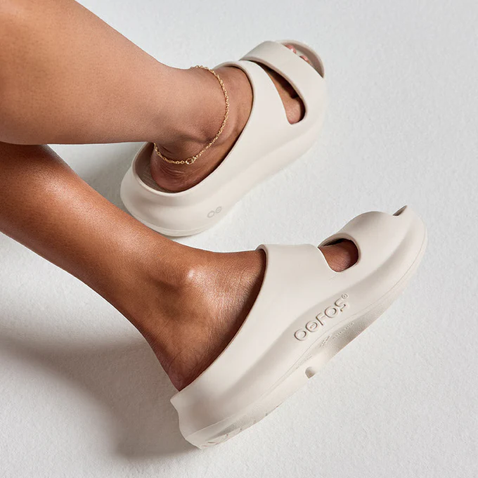 OOFOS �����ե��� �ꥫ�Х꡼������� OOyea Chalk �ۥ磻�� ���� �׷�ۼ� ���å���� ����������� ���ݡ��ĥ������ ��� ��ǥ����� ��˥��å��� ���˥� �ޥ饽�� �襬 ���ݡ��� �ӡ����� �ӡ���������� ���饤��