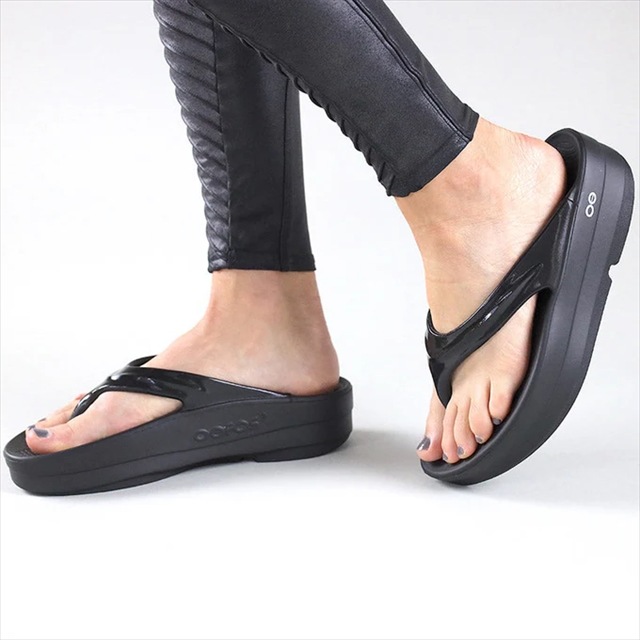 OOFOS �����ե��� �ꥫ�Х꡼������� OOmega Black ���� �׷�ۼ� ���å���� ����������� ���ݡ��ĥ������ ��� ��ǥ����� ��˥��å��� ���˥� �ޥ饽�� �襬 ���ݡ��� �ӡ����� �ӡ���������� �ե�åץե��å� ɡ�� �ȥ󥰥������