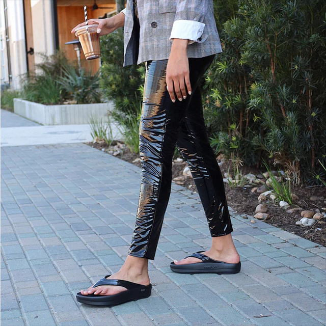 OOFOS �����ե��� �ꥫ�Х꡼������� OOmega Black ���� �׷�ۼ� ���å���� ����������� ���ݡ��ĥ������ ��� ��ǥ����� ��˥��å��� ���˥� �ޥ饽�� �襬 ���ݡ��� �ӡ����� �ӡ���������� �ե�åץե��å� ɡ�� �ȥ󥰥������