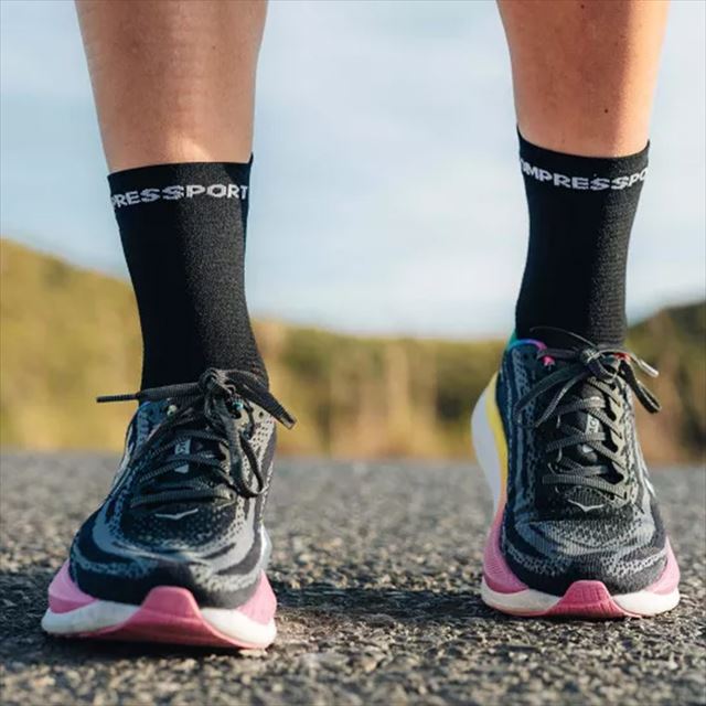 Compressport ����ץ쥹�ݡ��� ���˥󥰥��å��� Pro Racing Socks v4.0 Run High XU00046B9027 BLACK/WHITE �ץ� �졼���󥰥��å��� V4.0 ��� �ϥ� �ߥ˥��롼 �ޥ饽�� ������ ���˥� �ȥ쥤����˥� �ȥ��� ���������ݡ��� �̵��� ���å����