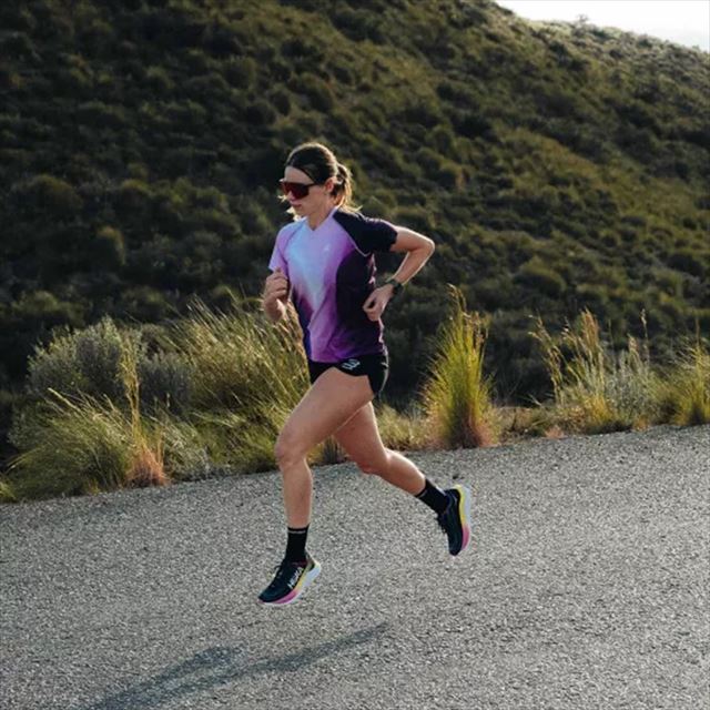 Compressport ����ץ쥹�ݡ��� ���˥󥰥��å��� Pro Racing Socks v4.0 Run High XU00046B9027 BLACK/WHITE �ץ� �졼���󥰥��å��� V4.0 ��� �ϥ� �ߥ˥��롼 �ޥ饽�� ������ ���˥� �ȥ쥤����˥� �ȥ��� ���������ݡ��� �̵��� ���å����