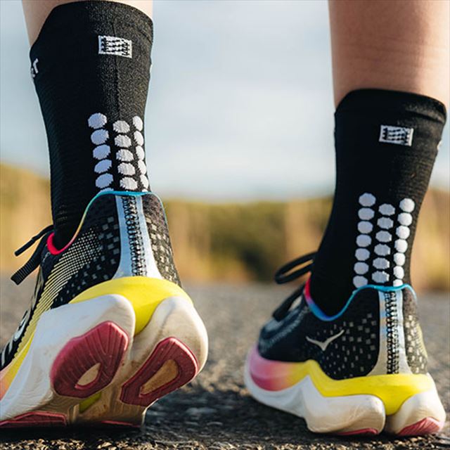 Compressport ����ץ쥹�ݡ��� ���˥󥰥��å��� Pro Racing Socks v4.0 Run High XU00046B9027 BLACK/WHITE �ץ� �졼���󥰥��å��� V4.0 ��� �ϥ� �ߥ˥��롼 �ޥ饽�� ������ ���˥� �ȥ쥤����˥� �ȥ��� ���������ݡ��� �̵��� ���å����