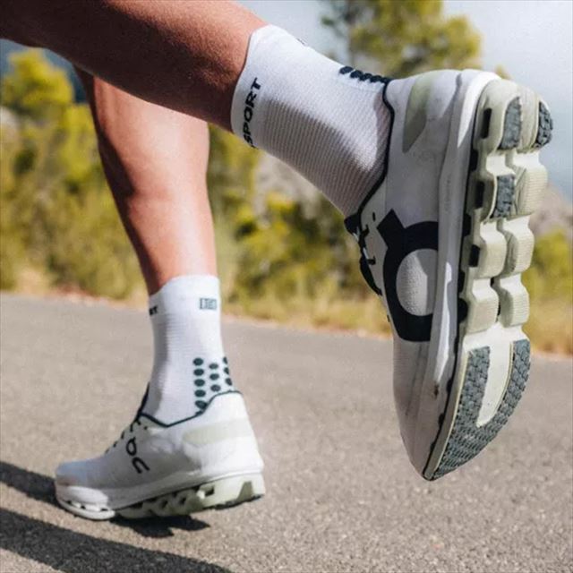 Compressport ����ץ쥹�ݡ��� ���˥󥰥��å��� Pro Racing Socks v4.0 Run High XU00046B0013 WHITE/BLACK �ץ� �졼���󥰥��å��� V4.0 ��� �ϥ� �ߥ˥��롼 �ޥ饽�� ������ ���˥� �ȥ쥤����˥� �ȥ��� ���������ݡ��� �̵��� ���å����