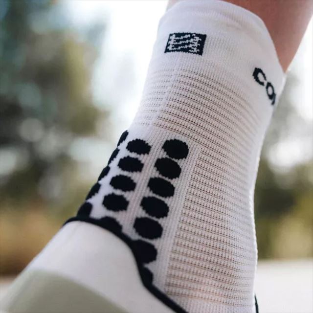 Compressport ����ץ쥹�ݡ��� ���˥󥰥��å��� Pro Racing Socks v4.0 Run High XU00046B0013 WHITE/BLACK �ץ� �졼���󥰥��å��� V4.0 ��� �ϥ� �ߥ˥��롼 �ޥ饽�� ������ ���˥� �ȥ쥤����˥� �ȥ��� ���������ݡ��� �̵��� ���å����