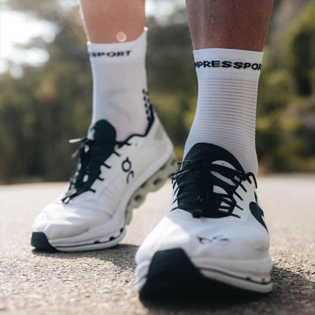 Compressport ����ץ쥹�ݡ��� ���˥󥰥��å��� Pro Racing Socks v4.0 Run High XU00046B0013 WHITE/BLACK �ץ� �졼���󥰥��å��� V4.0 ��� �ϥ� �ߥ˥��롼 �ޥ饽�� ������ ���˥� �ȥ쥤����˥� �ȥ��� ���������ݡ��� �̵��� ���å����
