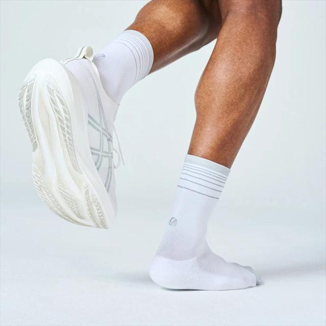 Feetures �ե������㡼�� Elite Light Cushion Reflevtive Mini Crew WhiteFlash ���˥󥰥��å��� ���꡼�� �饤�ȥ��å���� ��ե쥯�ƥ��� �ߥ˥��롼 �Ƶ�ȿ�� �ʥ��ȥ�� ���� ­΢���ݡ��� �ȥ쥤����˥� �ȥ��� �ޥ饽�� �ɥ饤