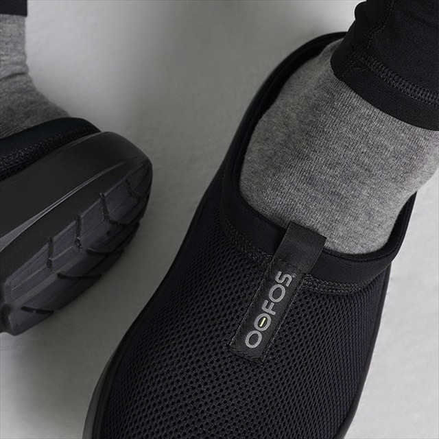 OOFOS �����ե��� �ꥫ�Х꡼������� OOcOOzie Sport Mule Mens Black/Black ��� �׷�ۼ� ���å���� �ꥫ�Х꡼������� ���ݡ��ĥ������ ���˥� �ޥ饽�� �襬 �� �������� ��������å��� �������