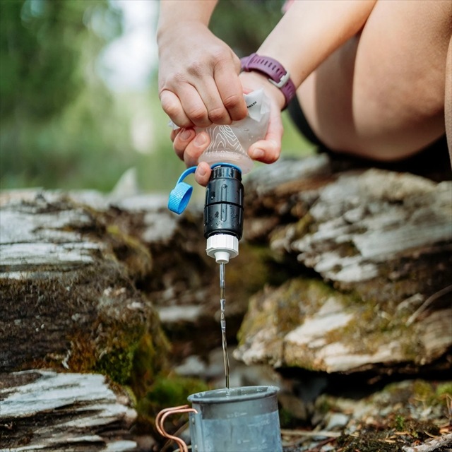 SAWYER �����䡼 �ޥ����������������ե��륿�� ���Υå� 750ml �ѥ��� SP301 MICRO SQUEEZE FILTER WITH CNOC PREMIUM 750ml POUCH 99.99999% 0.1�ߥ������б������ ������38����åȥ� �ȥ��� �ȥ쥤����˥� �л� �ȥ�å��� �ϥ����� �ɺҥ��å� ��� �п�