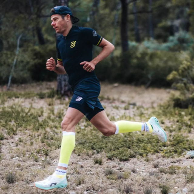 Compressport ����ץ쥹�ݡ��� Trail Postural SS Top M AM00176B BLACK/SAFE YELLOW�ȥ쥤�� �ݥ������� SS �ȥå� ��� �ե른�å�ȾµT����� ���ȥ�å� ��뿩 ������ ��ʪ��Ǽ�٥�� �۴�®�� ���˥� �ȥ쥤����˥� �ȥ��� �ޥ饽�� ���祮��