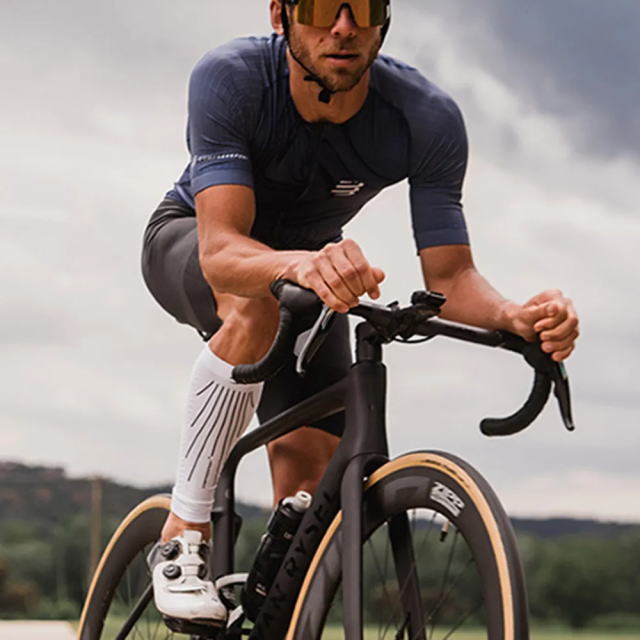 Compressport ����ץ쥹�ݡ��� �����ե��꡼�� R2 Aero SU00049B WHITE/BLACK ��˥��å��� ��� ��ǥ����� ����ץ�å���� �ʳ�Ū�尵 ��ή¥�� ���ݡ����� �����ե��С� �����ե������� ���˥� �ȥ쥤����˥� �ȥ��� �ޥ饽�� ���祮��