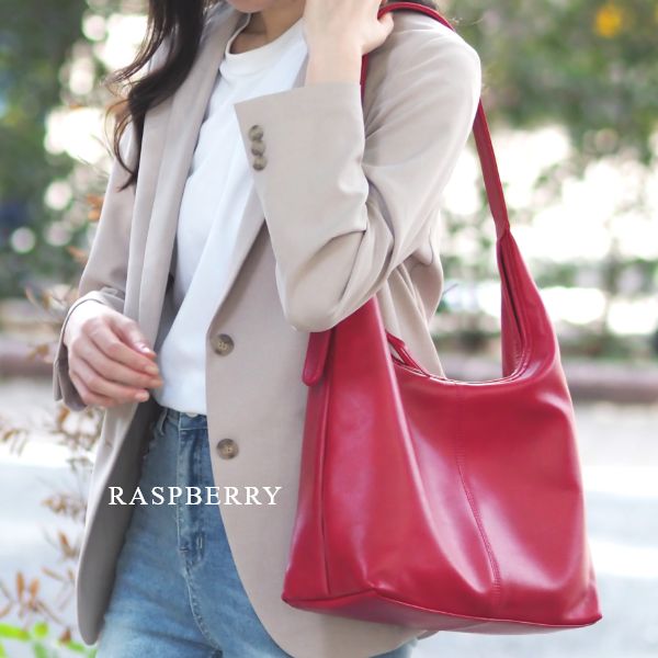 ショルダーバッグを持っている様子