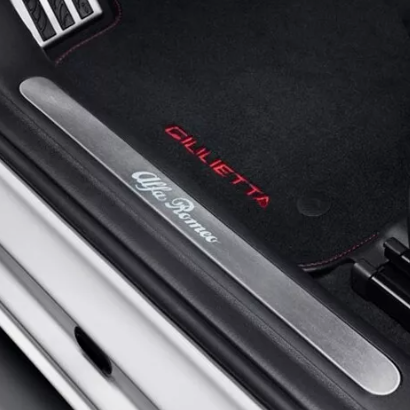 Alfa Romeo Giulietta 純正 イルミネーテッド ドアシルガードセット