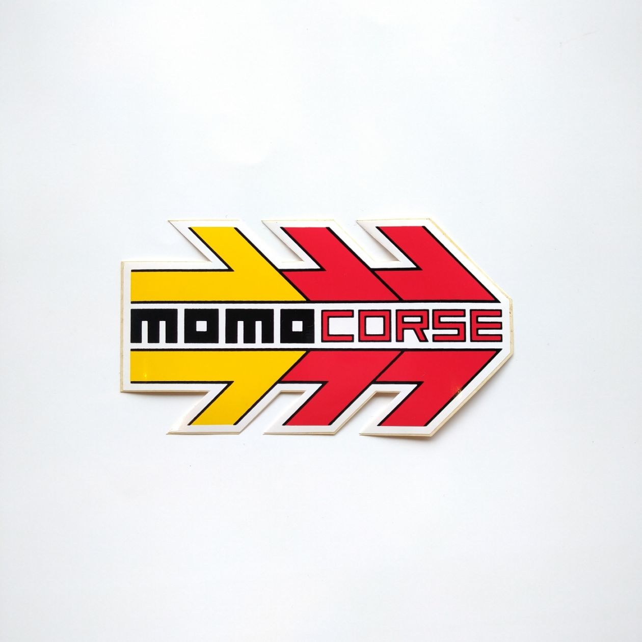MOMO CORSEステッカー 28.6×15.8㎝｜ラテン車の雑貨とパーツ通販 FLATOUT