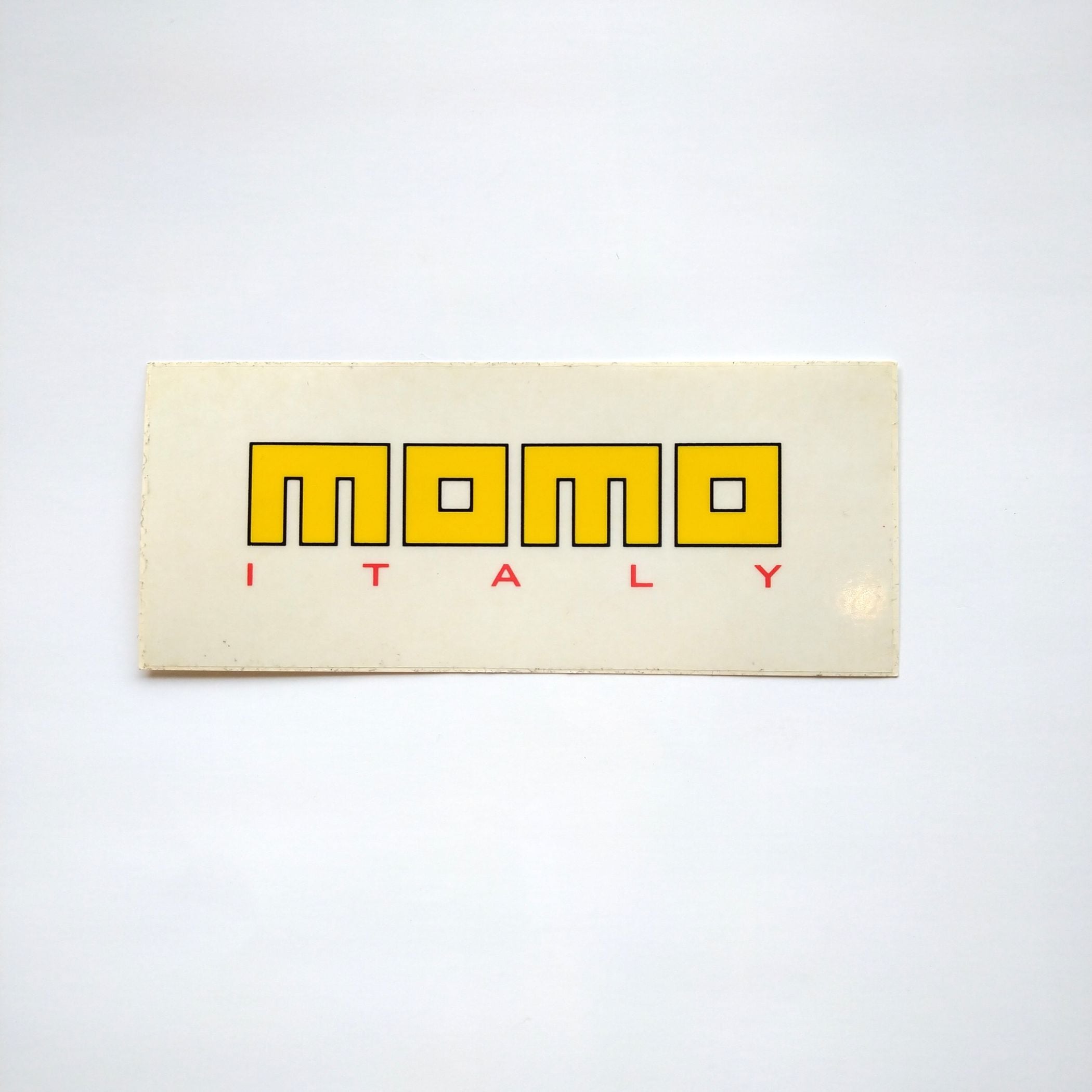 MOMO ITALY ステッカー 12×5cm｜ラテン車の雑貨とパーツ通販 FLATOUT