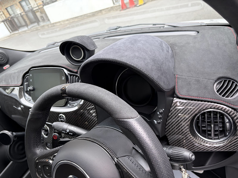 ABARTH500 アルカンターラダッシュマット｜ラテン車の雑貨とパーツ通販