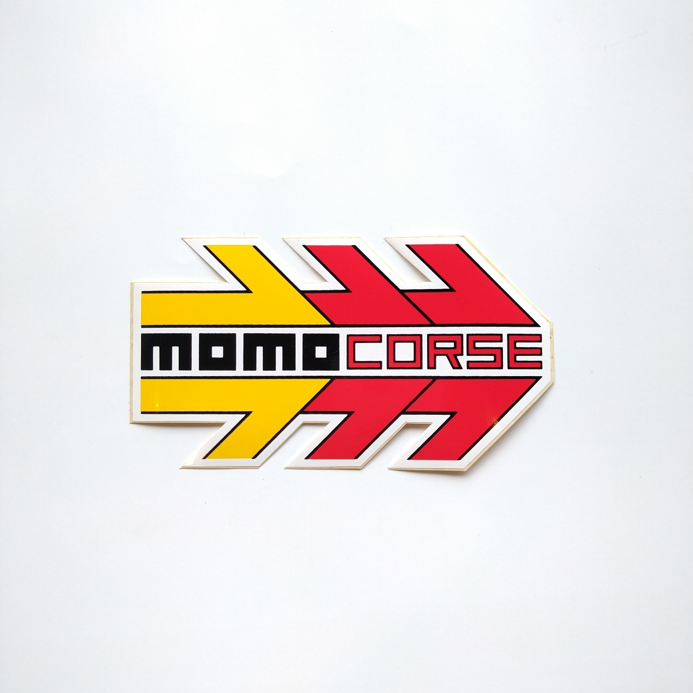 MOMO CORSEステッカー 10.7×6.0㎝｜ラテン車の雑貨とパーツ通販 FLATOUT